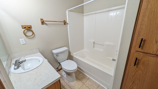 Building Photo - Wonderful townhouse in Forest Grove