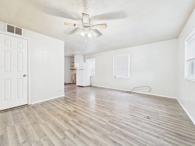 Building Photo - 2 Bedroom 1 bathroom Home