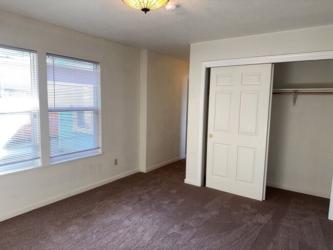 Building Photo - 3 Bedroom 2 Bath Home Located in the Cutten/Ridgewood Area