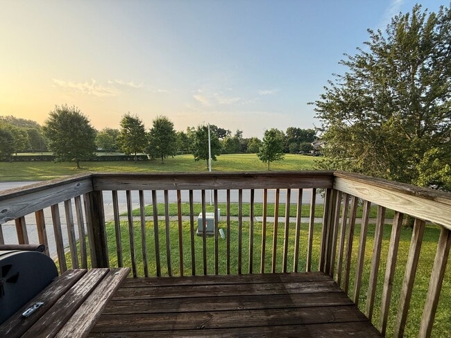 Building Photo - 2 Bedroom pay ONLY Electric!