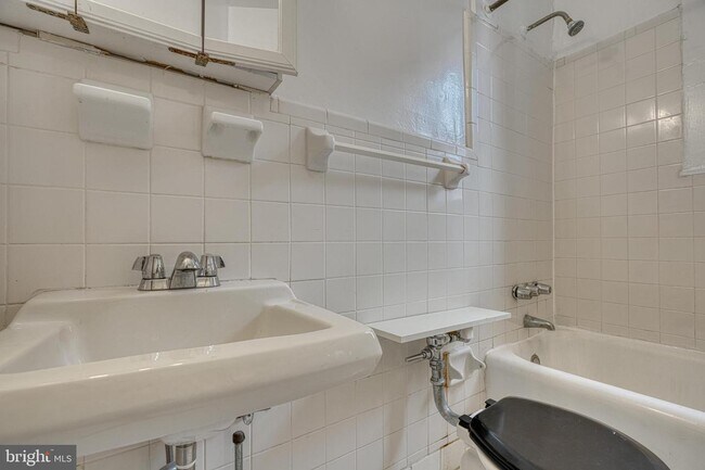 Building Photo - 101 W 39th St