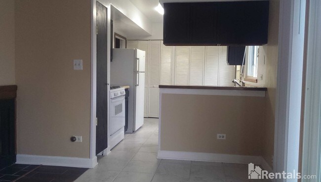 Passage to kitchen - 7463 Grant Cir