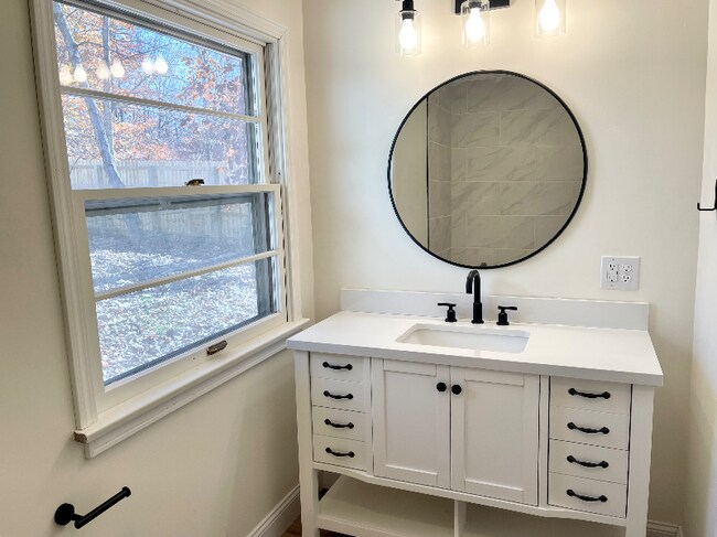 Building Photo - 2051 S Post Rd