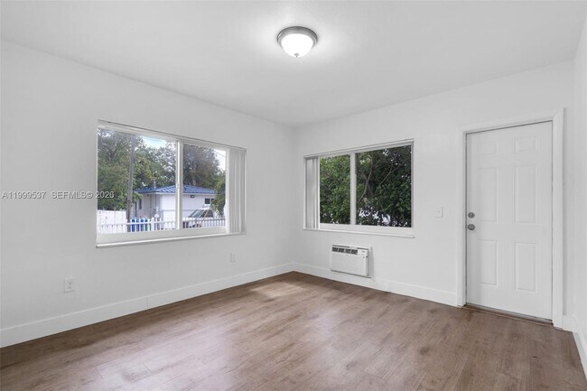 Building Photo - 5549 NE Miami Ct