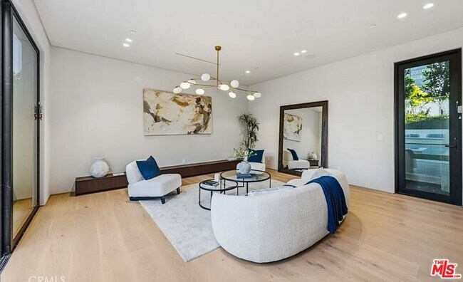 Building Photo - 4900 Valjean Ave