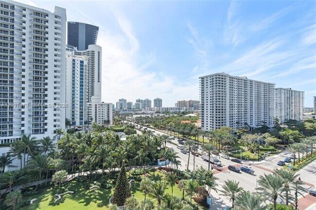 Building Photo - 17475 Collins Ave