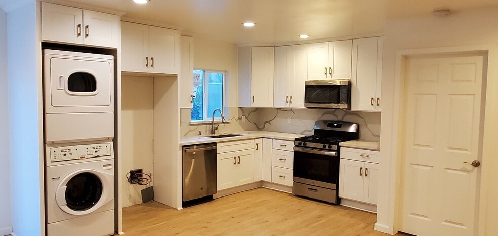 Kitchen/Laundry - 2745 Cabrillo Ave