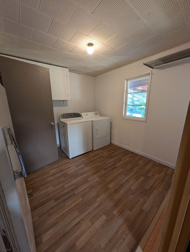 Building Photo - Available Now in Navy Yard City! New Floors & Paint! Tons of Space & Storage.