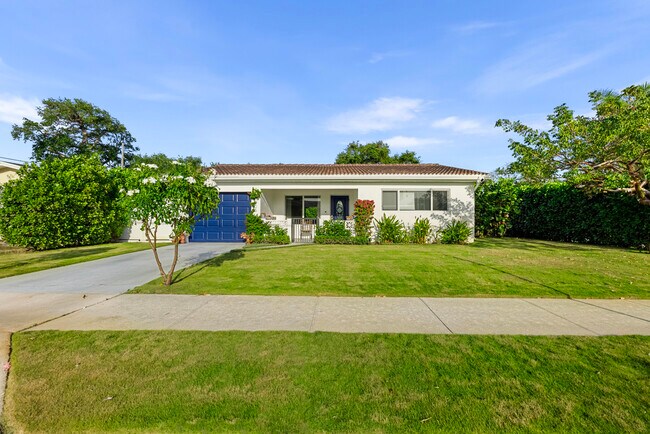 Building Photo - 1906 N Lakeside Dr