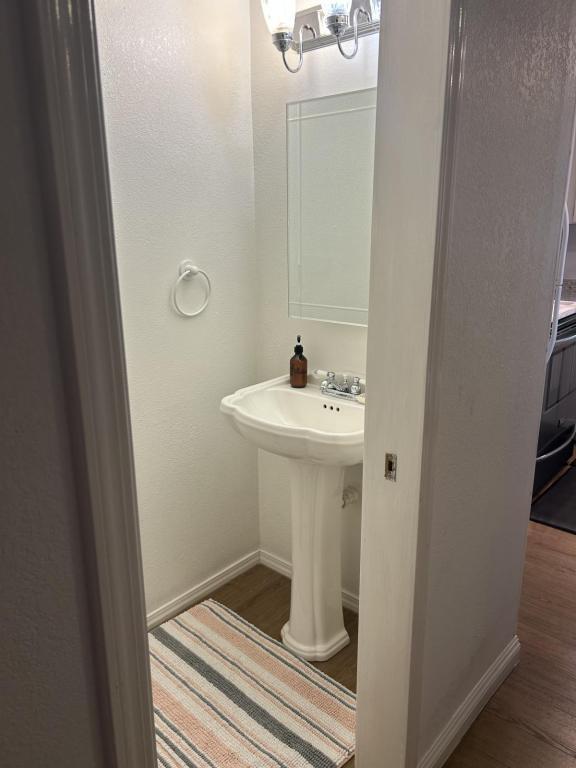 Building Photo - 2215 Poplar Dr