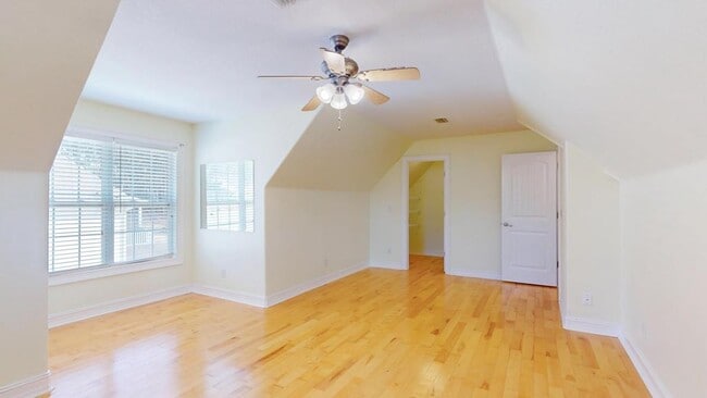 Building Photo - 100 Sweetbriar Lakes Dr