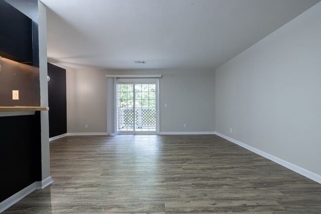 Building Photo - 220 Elm St