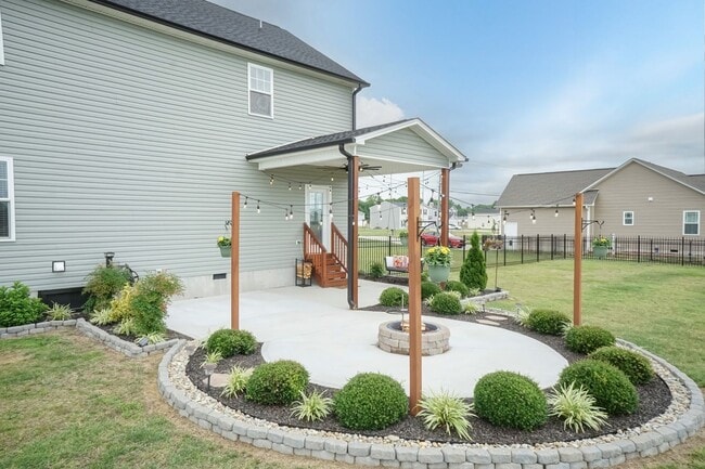 Building Photo - Three Bedroom Home!