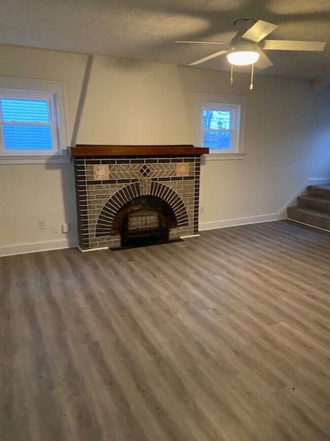 Building Photo - 3 Bedroom, 2 Bath w/Full Finished Basement and Lots of Charm