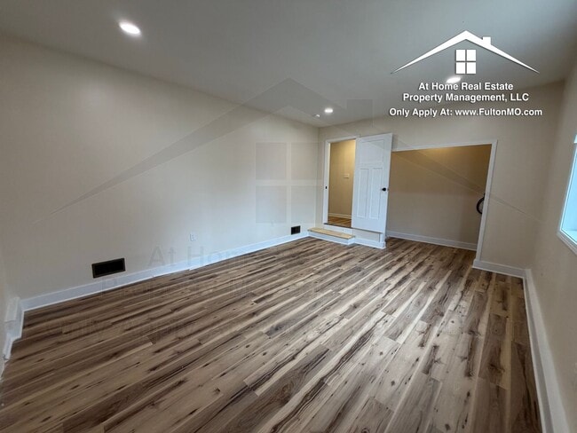 Building Photo - 703 W 7th St