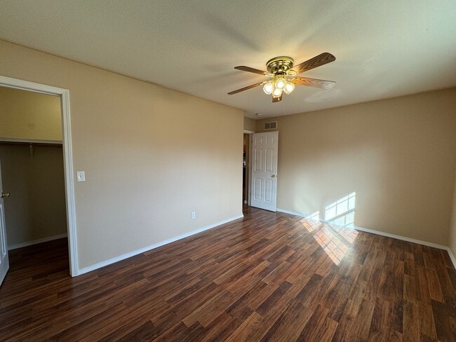 Building Photo - Freshly Painted Beautiful 3 Bedroom, 2 Bat...