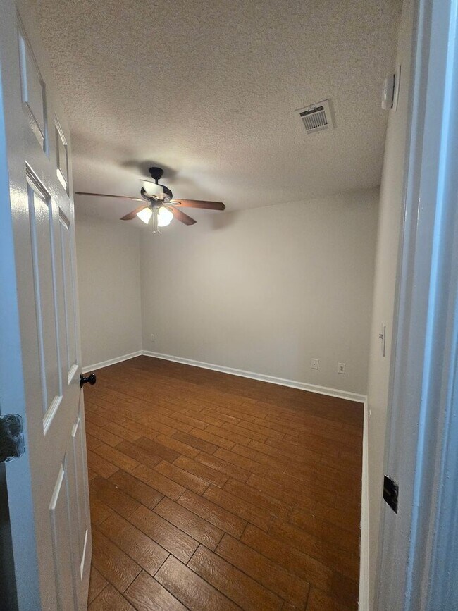 Building Photo - 142 Leeswood Cir