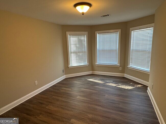 Building Photo - 7411 Redbud Loop