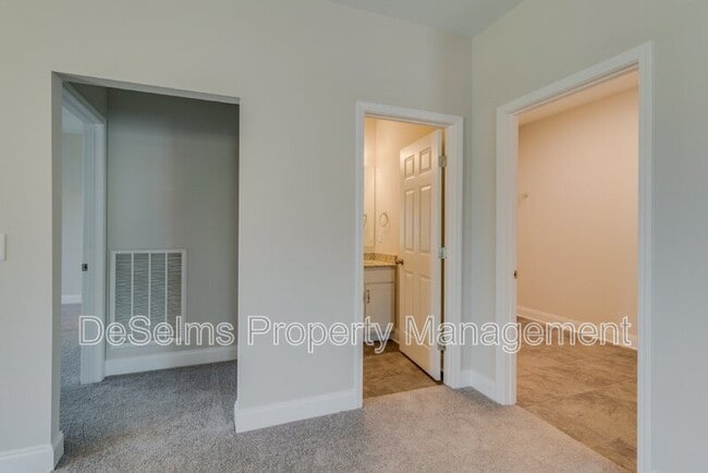 Building Photo - 127 Auxley Ct