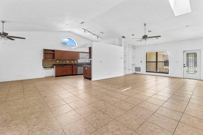 Building Photo - 14616 Autumn Ave