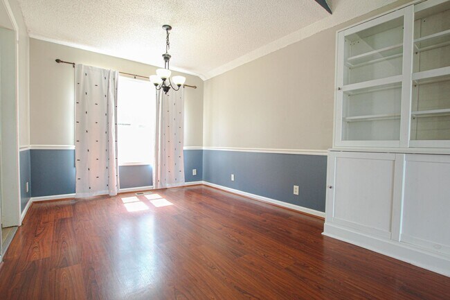 Building Photo - Pet Friendly Two Bedroom!