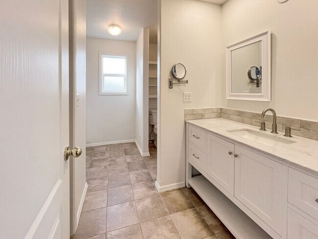 Building Photo - Suburban Dream: Exquisite 3BR Retreat with Modern Comforts and a Pet-Friendly Yard in Meridian