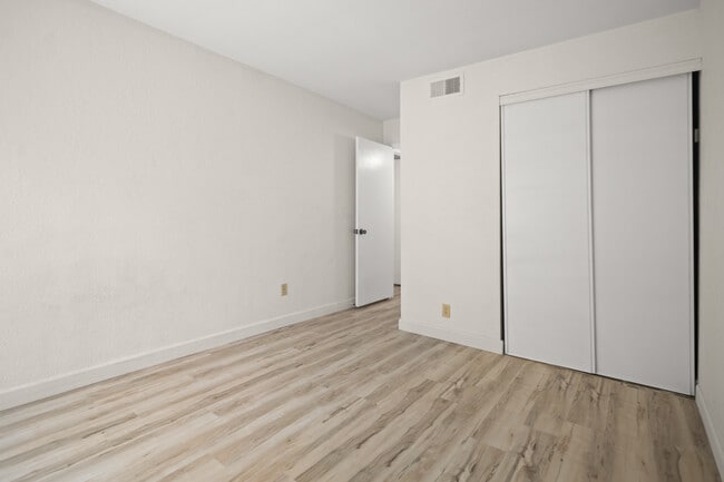 Building Photo - 9209 Village Glen Dr