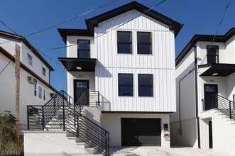 Building Photo - 27-29 Robert St