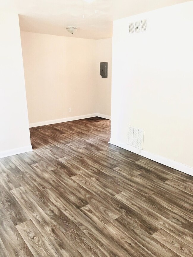 Building Photo - Classic 1 Bedroom Apartment in Historic Do...