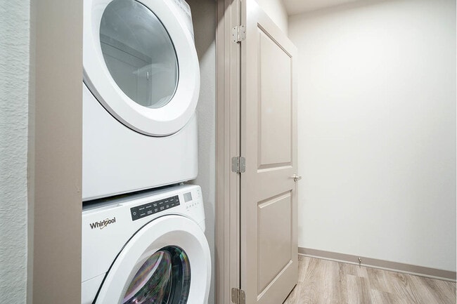 Stellar Large Plus - Laundry - unfurnished - Northside Apartments