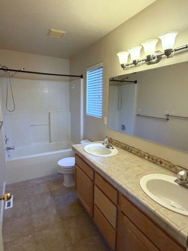 Building Photo - Beautiful and spacious 3 bed 2 bath home in Meridian just off Ten Mile and W Pine Ave
