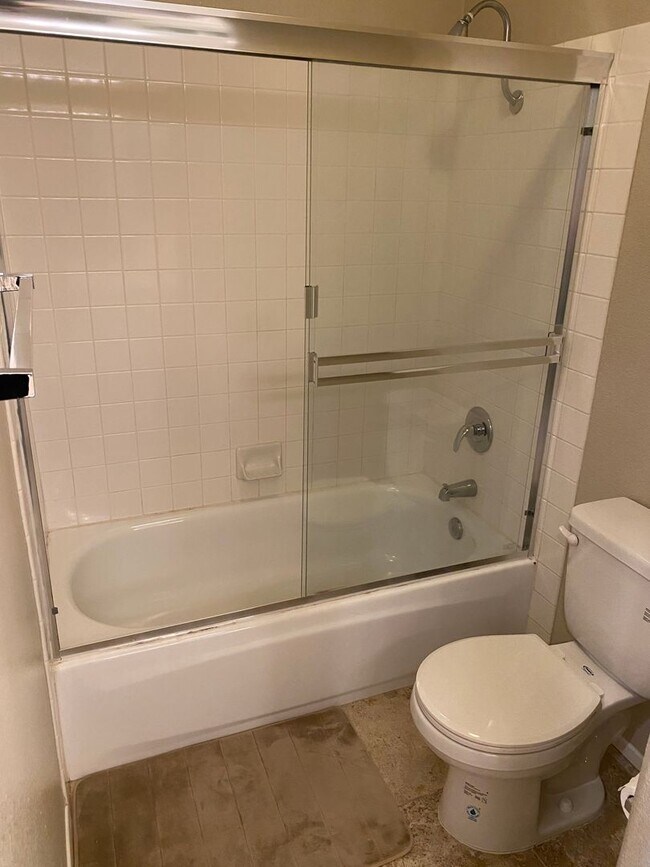 Building Photo - 2 Bed/2 Bath Condo in Martinique Complex -...