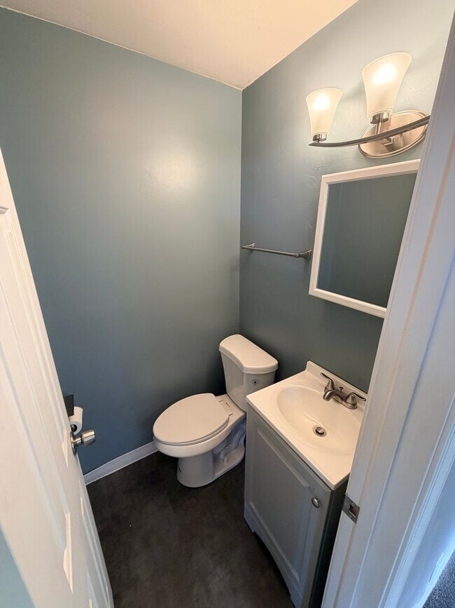 Building Photo - Spacious 4 Bedroom Split-Level Home in Clay, NY