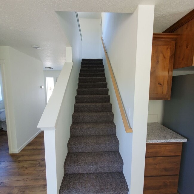 Building Photo - Dog Friendly 3bed : 2.5 bath home w/ Garage