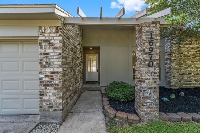 Building Photo - 16970 Mockingbird Ct
