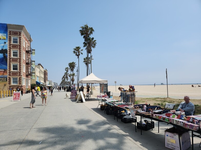 VENICE BOARDWALK - 49 Dudley Ave