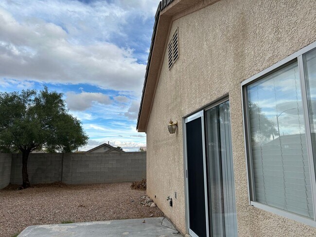 Building Photo - Charming 3-Bedroom Single-Story Corner Home in Northwest Las Vegas For Rent!