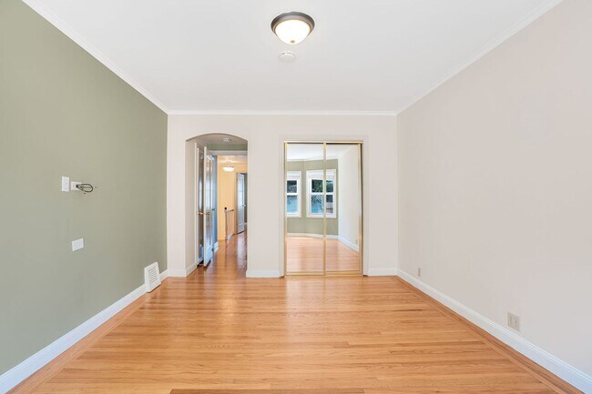 Building Photo - LAKESIDE HOUSE FOR RENT - $5,400