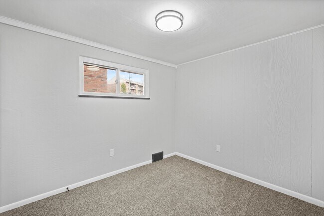 Building Photo - Stunning 3 bed, 2 bath home in East Hills available August 1!