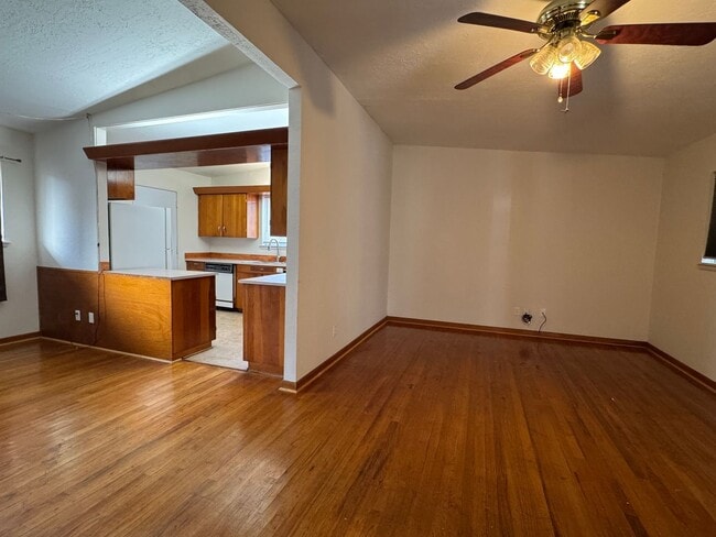 Building Photo - 3907 NW Denver- AVAILABLE NOW!!