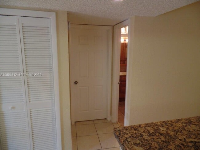 Building Photo - 280 Racquet Club Rd