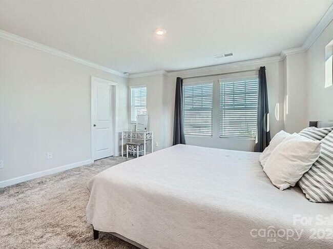 Building Photo - Beautiful 4BR 4BA Home w/ Garage Parking • Updated Appliances in Charlotte