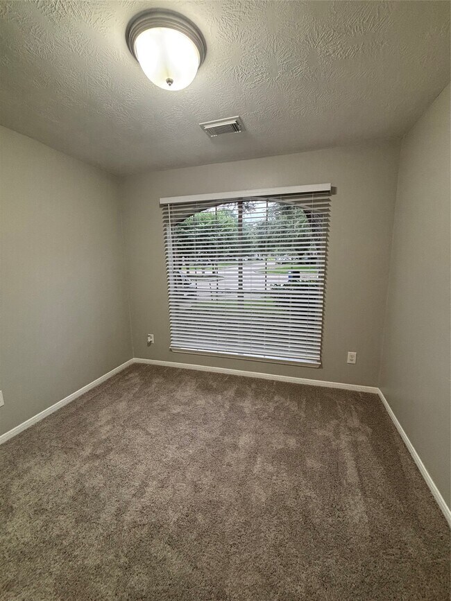Building Photo - 1702 Oak Ridge Dr