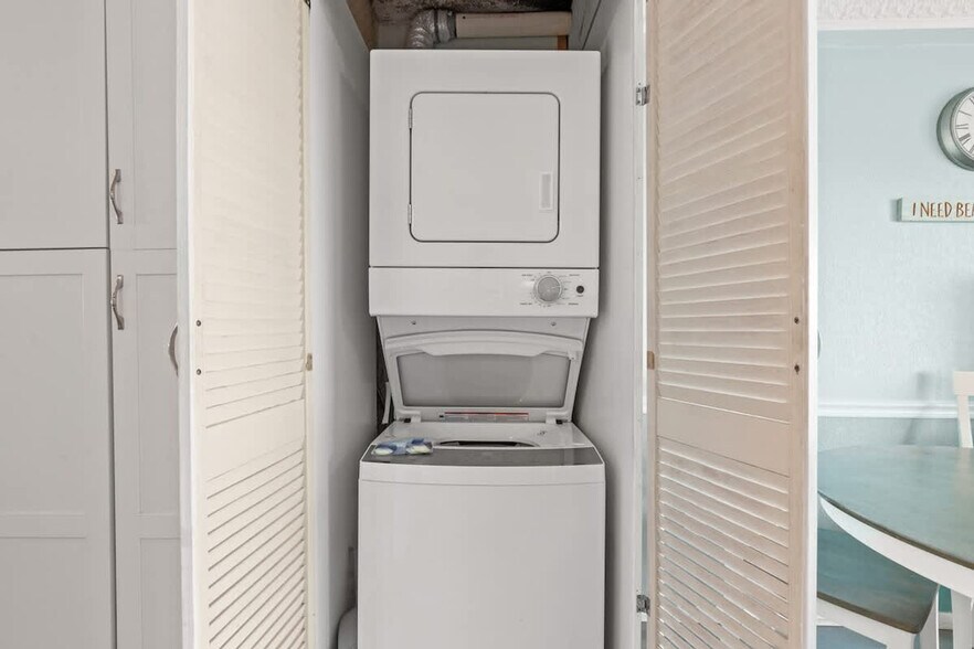 Building Photo - 8743 Thomas Dr