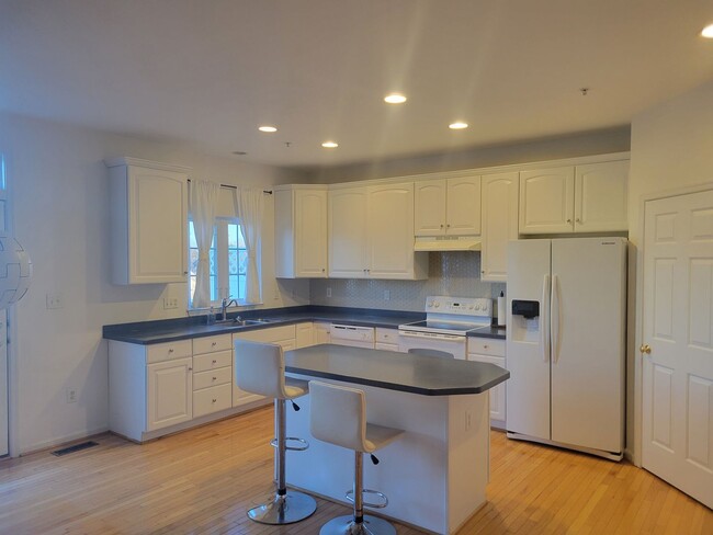 Building Photo - Lovely 3 BR/3.5 BA Townhome in Hanover!