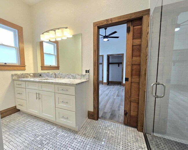 Building Photo - Lakeland's Historic District: 3 Bed/2 Bath