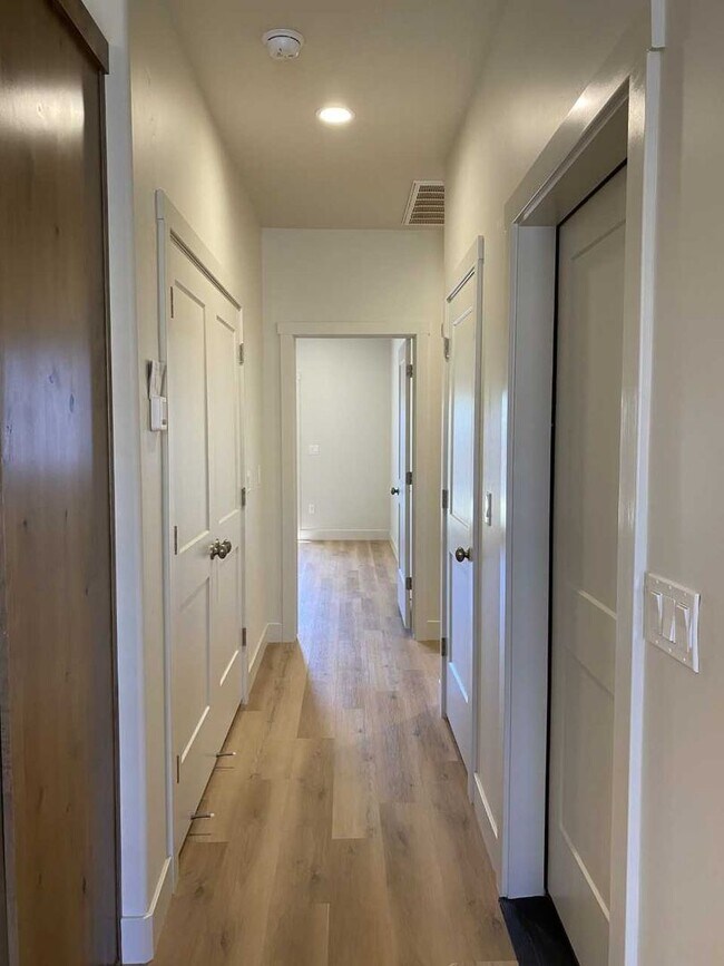 Building Photo - 674 Raintree Ln