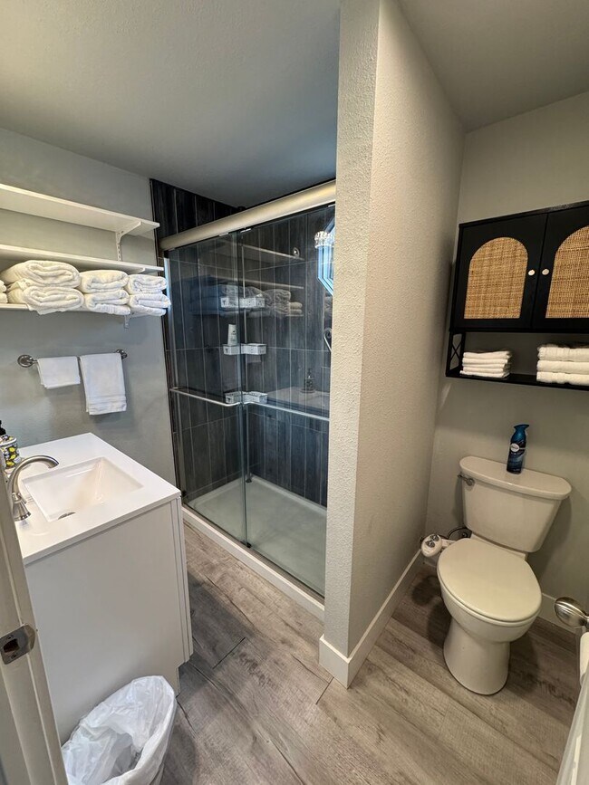 Building Photo - Gorgeous 4-Bedroom Home with Expansive Landscaped Yard & Off-Street Parking – Fully Furnished!