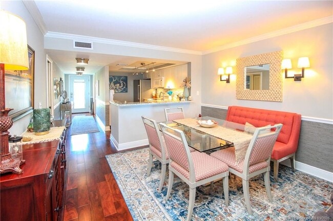 Building Photo - 20 NE Plantation Rd