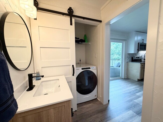 Building Photo - Furnished 1BR Studio w/ Fireplace & Deck – Prime Location!